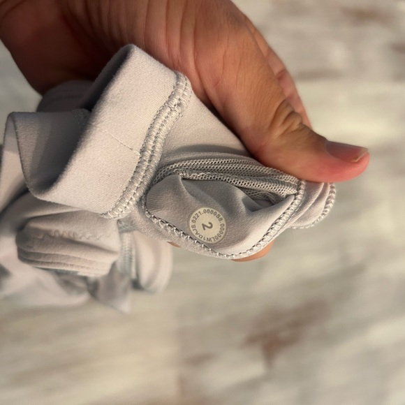 Women’s Lululemon Flow Y Bra Nulu Size 2 - Picture 4 of 4